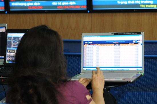 Qua khá nhiều phiên lình xình như vậy, nhà đầu tư nhỏ lẻ cũng không quá hăng hái khi thấy giá tăng và ngược lại, cũng không hốt hoảng khi giá giảm - Ảnh: Quang Liên.