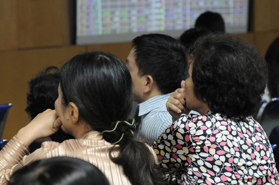 Kết quả phiên sáng nay cho thấy tâm lý nhà đầu tư vẫn khá ổn định, nhất là khi thị trường thiếu thông tin hỗ trợ và chứng khoán thế giới sụt giảm - Ảnh: Quang Liên.