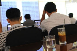 Chiến dịch mua đi bán lại liên tục được áp dụng tạo nên thanh khoản tốt. Mặc dù chỉ số vẫn đang nỗ lực “test” lại đỉnh cao 620 điểm chưa thành nhưng rất nhiều mã đã vượt đỉnh cũ, nhất là các cổ phiếu nhỏ - Ảnh: Quang Liên.