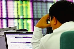 Tương tự như diễn biến của ngày 7/5 vừa qua, hoạt động bán ra sáng nay dồn dập và tháo bằng mọi giá, kể cả ở những cổ phiếu lớn.