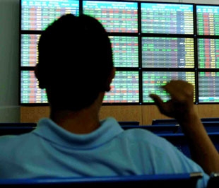 Hơn 8 phút đầu giờ khớp lệnh liên tục trên HOSE sáng nay tạo những cảm xúc mạnh với nhiều nhà đầu tư - Ảnh: Quang Liên.