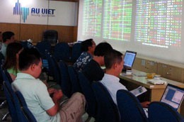 Giao dịch tại AVSC - Ảnh: Quang Liên.