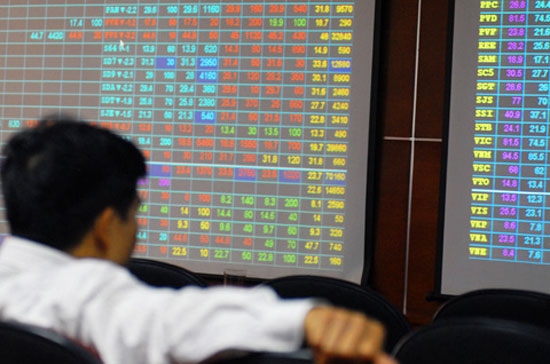 Quy mô khối lượng và giá trị giao dịch trên cả HOSE và HNX hôm nay đều sụt giảm mạnh so với phiên hôm qua - Ảnh: Hoàng Hà/VnExpress.