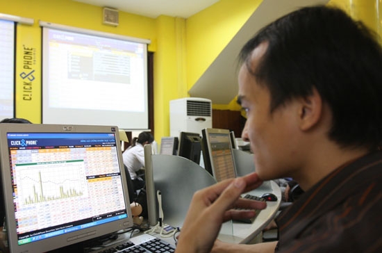 Lúc đóng cửa, lực lượng bắt đáy đã lại vào cuộc và khá nhiều cổ phiếu xuất hiện khối lượng giao dịch cao trong đợt 3; diễn biến này cũng thể hiện rõ trên HNX.