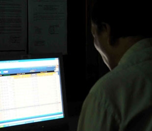 Lịch sử thị trường cũng cho thấy, với điều kiện bình thường, liên tiếp những phiên giá cổ phiếu giảm sàn hàng loạt là xuất hiện một lực lượng bắt đáy tham gia - Ảnh: Quang Liên.