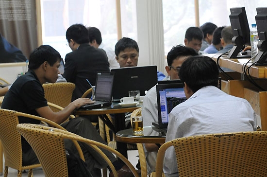 Hôm nay bên mua được bổ sung thêm khá nhiều nhà đầu tư đã hết nghi ngờ. Giá giảm về quanh tham chiếu đã ngay lập tức được mua mạnh trở lại - Ảnh: Quang Liên.