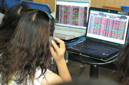 Về cơ bản hôm nay là ngày giao dịch chịu ảnh hưởng nhiều của thông tin hơn là các yếu tố kỹ thuật. VN-Index lại quay lại vùng hỗ trợ 500 - 503 điểm - Ảnh: Quang Liên.