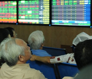 Tín hiệu tích cực phiên này là hành động mua vào khá mạnh ở cuối phiên, đặc biệt là trong 15 phút cuối cùng của đợt khớp lệnh liên tục trên sàn HOSE và tương ứng là thời gian còn lại của sàn HNX - Ảnh: Quang Liên.