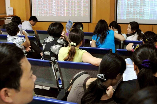 Hai sàn lại đón phiên giao dịch bùng nổ với 110 triệu đơn vị được chuyển nhượng, trị giá trên 4.100 tỷ đồng - Ảnh: Quang Liên.