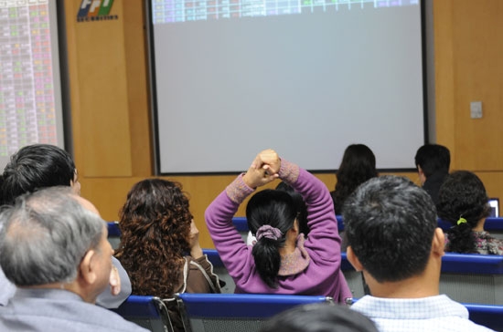 Cơ hội bật lên lần nữa vẫn còn vì có thể tâm lý thị trường sẽ tốt hơn khi có thông tin hỗ trợ - có thể được công bố vào ngày mai 30/10 - Ảnh: Quang Liên.