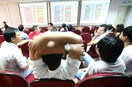 VN-Index kịp dừng ở mốc 500 điểm với sự hỗ trợ của một số cổ phiếu lớn, trong đó khá bất thường ở EIB.