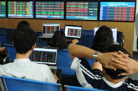 Nếu cho rằng Thông tư 13 chưa sửa đổi là điều khó khăn nhất và thị trường đã trả giá một cách “khắc nghiệt” trong tháng 8 thì bất kỳ sự sửa đổi nào cũng chỉ dễ thở hơn mà thôi - Ảnh: Quang Liên.