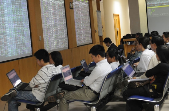 Thanh khoản thị trường hôm nay tăng rất khá và có lẽ sẽ sớm chứng kiến trở lại những ngày 3 - 4 nghìn tỷ đồng. Khối lượng giao dịch tăng cao thể hiện trước nhất là dòng tiền đang quay trở lại mạnh mẽ hơn - Ảnh: Quang Liên.