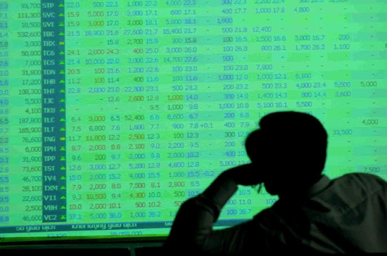 Bên bán đã có hơi hướng dứt khoát hơn về cuối phiên, nhưng chưa có hiện tượng buông hàng giá rẻ - Ảnh: Quang Liên.