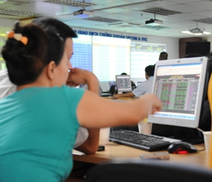 VN-Index đã lên 466,76 điểm, tăng 14,85 điểm. Trên HOSE chỉ còn lại 4 mã giảm giá. Thị trường đang chờ đợi sự bùng nổ trở lại của khối lượng vào đầu tuần tới - Ảnh: Quang Liên.