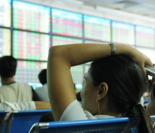 Dù vẫn chiếm tỷ trọng thấp, nhưng hoạt động bán ra tập trung ở một số cổ phiếu lớn của khối đầu tư nước ngoài đã có ảnh hưởng nhất định đến chỉ số phiên hôm nay - Ảnh: Quang Liên.