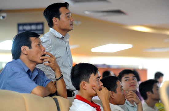 Sáng nay, cả hai chỉ số đều duy trì trạng thái ở tầm cao cho đến lúc đóng cửa mà không có sự đứt gãy nào - Ảnh: VnExpress.