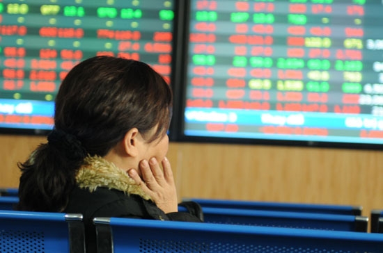 Có thể nhiều nhà đầu tư vẫn chọn giải pháp ngoài cuộc, chờ xu hướng rõ ràng để quyết định - Ảnh: Quang Liên.