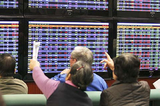 Sáng nay, áp lực bán gia tăng và một phần không nhỏ của khối lượng bán này xuất phát từ hoạt động đảo hàng ngắn hạn.