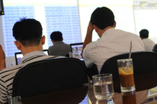 Sau bước nhảy đột biến ngày 28/5 của thứ Sáu tuần trước, thị trường đã có 5 phiên chỉ số vận động trong biên độ hẹp và mức giảm chung cuộc không đáng kể. Sự lình xình này kìm hãm động lực, tạo thận trọng với cả bên mua lẫn bên bán - Ảnh: Quang Liên.