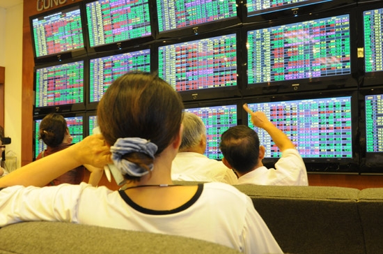 VN-Index giảm mạnh ngay từ đầu phiên có thể tạo sự hụt hẫng, niềm tin đi lên có thể bị tổn thương - Ảnh: Quang Liên.