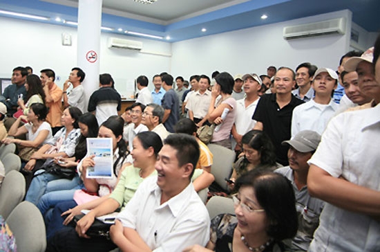 Nếu sự lình xình của phần lớn các cổ phiếu lớn không tạo được biến động mạnh của chỉ số, thì nhóm cổ phiếu vừa và nhỏ đang tạo nên sôi động trên cả hai sàn.
