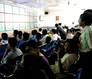 Đến cuối tháng 4/2009, dư nợ cho vay chứng khoán là 7.157 tỷ đồng, tăng 4% so với cuối năm 2008, chiếm 0,5% tổng dư nợ và tương đương 4,4% tổng vốn điều lệ của hệ thống các tổ chức tín dụng (một mức rất thấp so với giới hạn được phép là 20% vốn điều lệ) - Ảnh: Quang Liên.