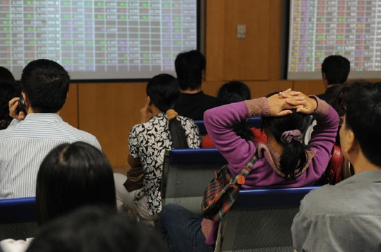 Hai chỉ số đều đã đảo chiều, đóng cửa ở gần mức thấp nhất trong phiên. Đây có thể là một kết quả bất ngờ với nhiều nhà đầu tư, nhất là trước kết quả ấn tượng từ Phố Wall đêm qua, đà tăng mạnh của phiên liền trước - Ảnh: Quang Liên.