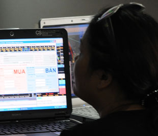 Mức giảm điểm hôm nay thực tế không mạnh nếu so với phiên tăng hôm qua. Thị trường đã quay trở lại quỹ đạo chậm rãi, sau một phiên nóng - Ảnh: Quang Liên.