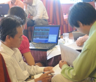 Trong hơn 5.200 tỷ đồng đó, bao nhiêu là “tiền tươi thóc thật”? Khó có câu trả lời chính xác. Nhưng một điều có thể tính đến là nguồn tiền được kích từ các đòn bẩy tài chính đã trải qua sự rung lắc mạnh của đợt điều chỉnh vừa qua - Ảnh: Quang Liên.