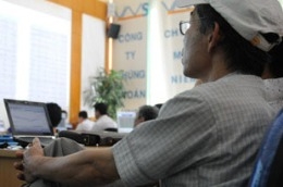 Trong khi nhiều nhà đầu tư trong nước bán tháo hoặc ngoài cuộc thì khối đầu tư nước ngoài có phiên mua ròng giá trị lớn trên HOSE và HNX - Ảnh: Quang Liên.