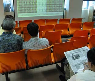 Diễn biến toàn thị trường hôm nay rất chậm rãi. Cả hai bên bán và mua vẫn đang nhìn nhau để chọn giá - Ảnh: Việt Tuấn.