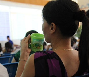 Nhà đầu tư thận trọng hơn khi hướng lên điểm của VN-Index chưa bền vững - Ảnh: Quang Liên.