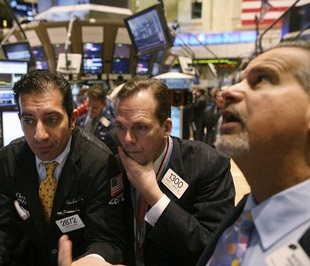 Chứng khoán Mỹ đã đảo chiều giảm điểm sau khi Tổng thống Obama cảnh báo sẽ giám sát chặt hơn đối với các định chế tài chính Phố Wall, khiến giới đầu tư lo ngại sẽ có các quy định mới ban hành và sẽ tác động tới lợi nhuận của họ - Ảnh: Reuters.