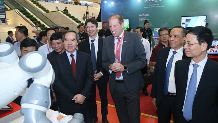 Trưởng ban Kinh tế Trung ương Nguyễn Văn Bình (thứ ba từ trái sang) cùng nhiều lãnh đạo bộ ngành tham quan các sản phẩm, thành tự của cách mạng 4.0 bên lề Diễn đàn cấp cao về công nghiệp 4.0 - Ảnh: Quang Phúc.