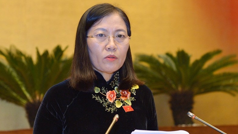 Chủ nhiệm Uỷ ban Tư pháp Lê Thị Nga trình bày báo cáo thẩm tra.