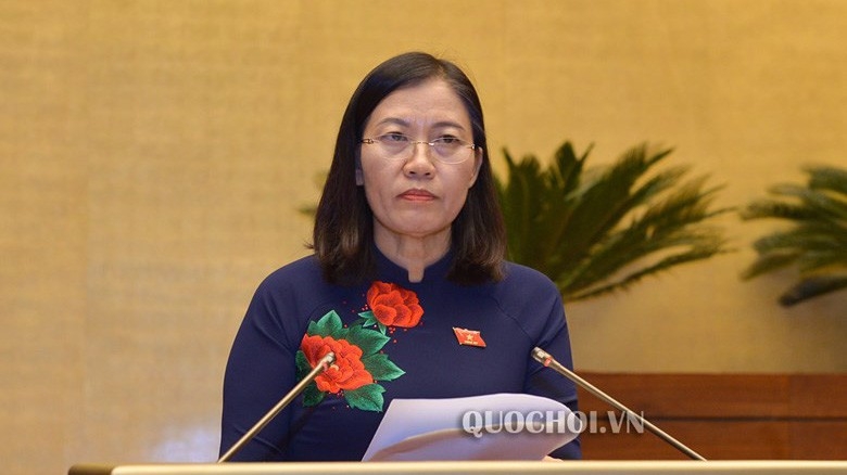 Chủ nhiệm Uỷ ban Tư pháp Lê Thị Nga trình bày báo cáo tiếp thu, giải trình.