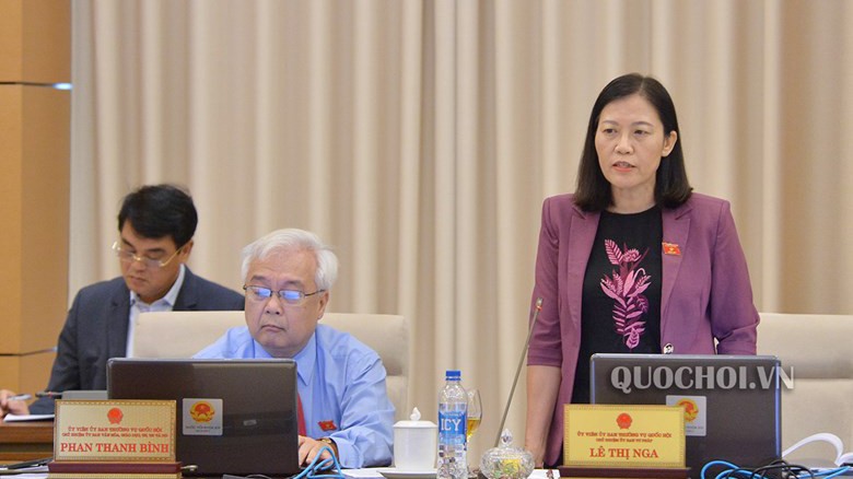 Chủ nhiệm Uỷ ban Tư pháp Lê Thị Nga phát biểu tại phiên họp.
