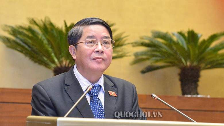 Chủ nhiệm Uỷ ban Tài chính - Ngân sách Nguyễn Đức Hải trình bày báo cáo thẩm tra.