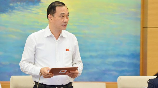 Chủ nhiệm Uỷ ban Kinh tế Vũ Hồng Thanh trình bày báo cáo thẩm tra 