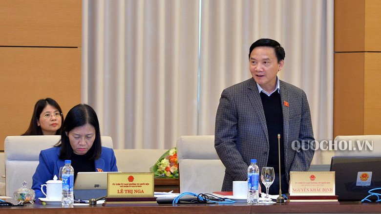 Chủ nhiệm Uỷ ban Pháp luật Nguyễn Khắc Định phát biểu.
