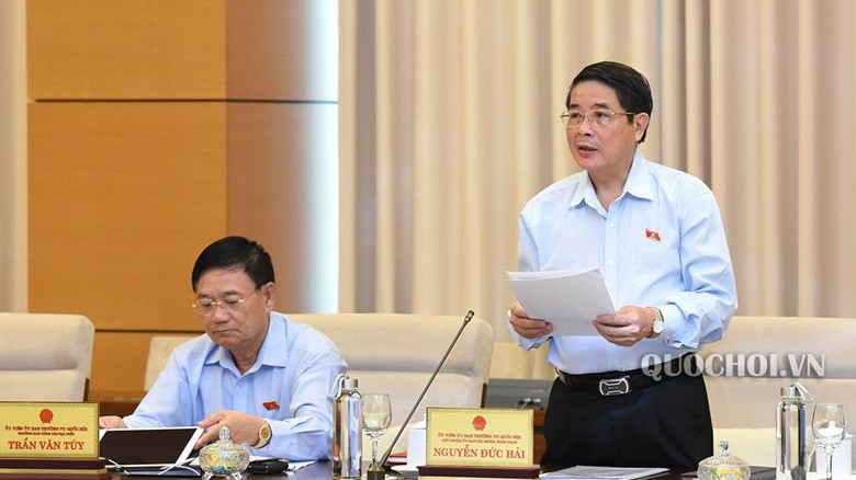 Chủ nhiệm Uỷ ban Tài chính - Ngân sách Nguyễn Đức Hải trình bày báo cáo thẩm tra.