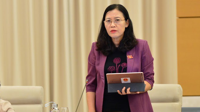 Chủ nhiệm Uỷ ban Tư pháp Lê Thị Nga trình bày báo cáo thẩm tra- Ảnh: QP