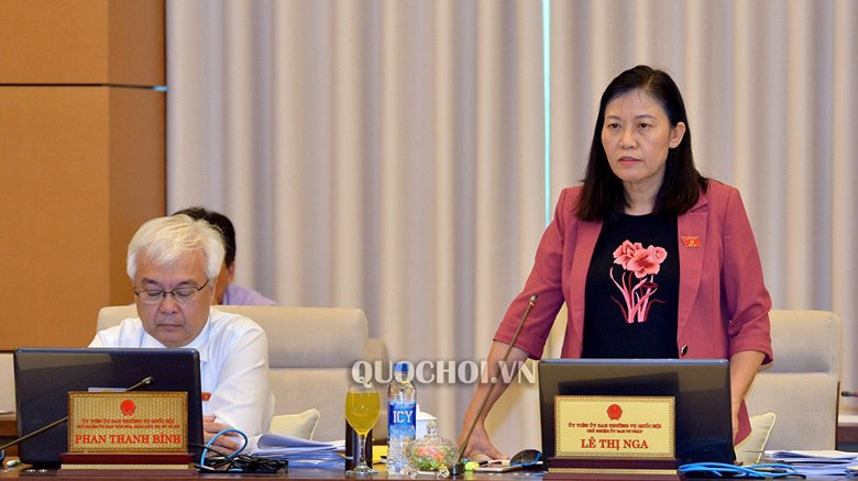 Chủ nhiệm Uỷ ban Tư pháp Lê Thị Nga phát biểu tại phiên họp.