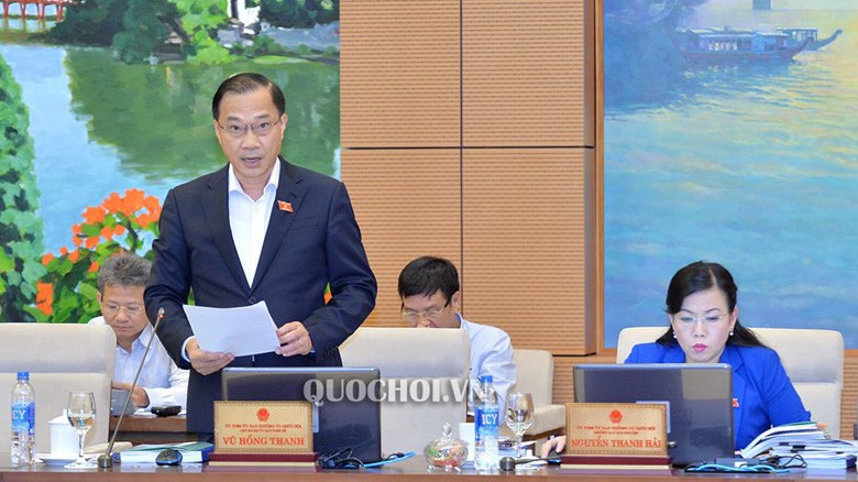 Chủ nhiệm Uỷ ban Kinh tế Vũ Hồng Thanh trình bày báo cáo thẩm tra.