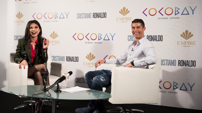 Doanh nhân 9X Coco Trần bên cạnh siêu sao Ronaldo năm 2017 khi Cocobay Đà Nẵng ra mắt 