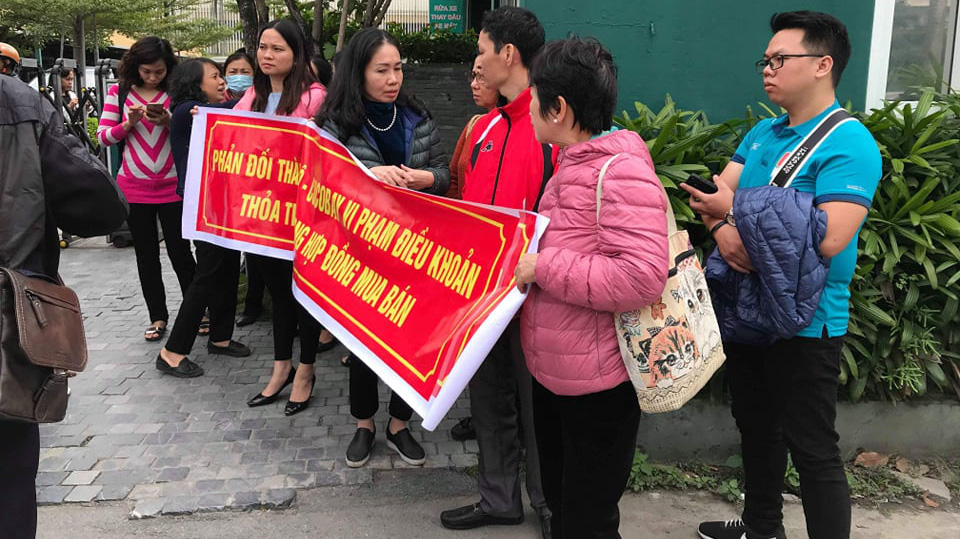 Nhiều khách hàng của Cocobay Đà Nẵng đã tụ tập trước cổng Tập đoàn Empire căng băng rôn phản đối việc đơn phương chấm dứt cam kết.