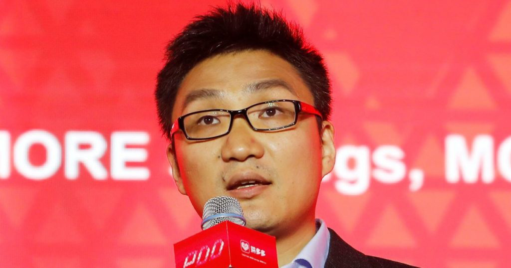 Colin Huang, người sáng lập hãng thương mại điện tử giảm giá Pinduoduo, mất 1,5 tỷ USD chỉ trong phiên 30/10 khi giá cổ phiếu công ty giảm 4,4%. Là cựu nhân viên Google, Huang thành lập Pinduoduo vào năm 2015 và đưa công ty này trở thành một trong những hãng thương mại điện tử lớn nhất Trung Quốc với mô hình giá rẻ và mua sắm theo nhóm. Hiện Huang sở hữu khối tài sản 31,7 tỷ USD - Ảnh: Forbes.