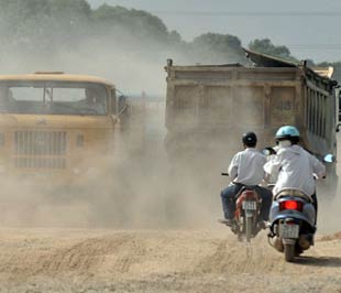 Láng - Hòa Lạc được "mệnh danh" là con đường cát bụi - Ảnh: Hoàng Hà.