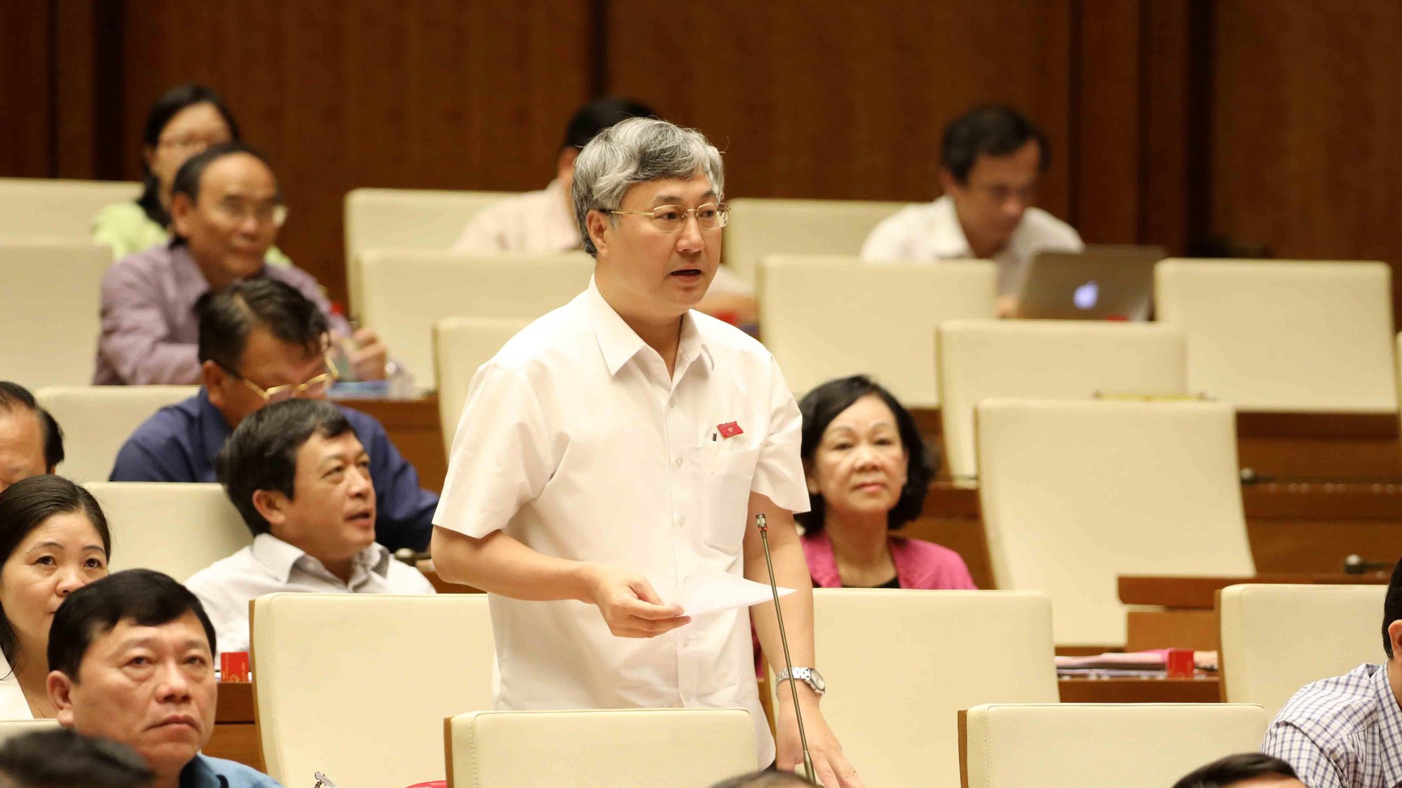 Đại biểu Trần Văn Lâm tranh luận về quy định tướng công an, tướng quân đội.